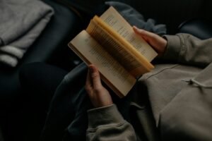 Sahabat Tanpa Detak Jantung: Mengapa Buku Adalah Penyelamat Jiwa di Era Kesepian Massal